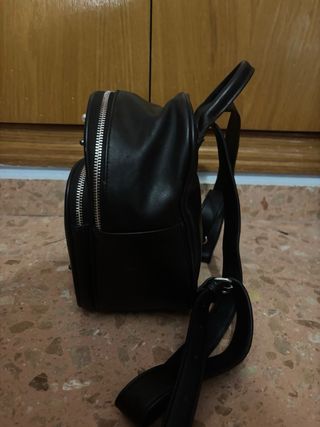 Mochila negra con perlas
