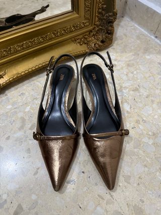 Zapatos Zara dorados de tacón