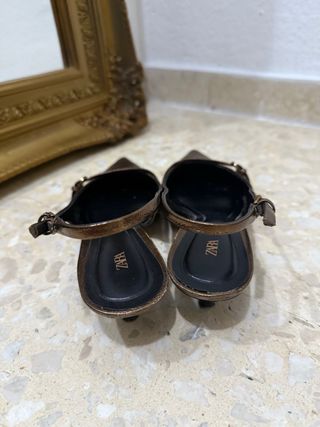 Zapatos Zara dorados de tacón