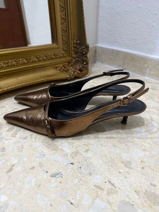 Zapatos Zara dorados de tacón