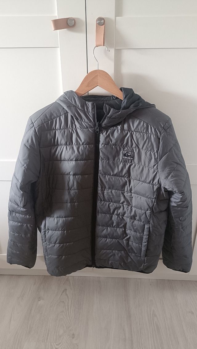 Chaquetón Rip Curl negro reversible en negro-gris.