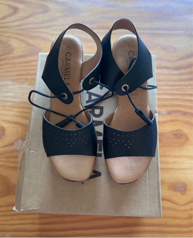 Sandalias Carmela negras tacón