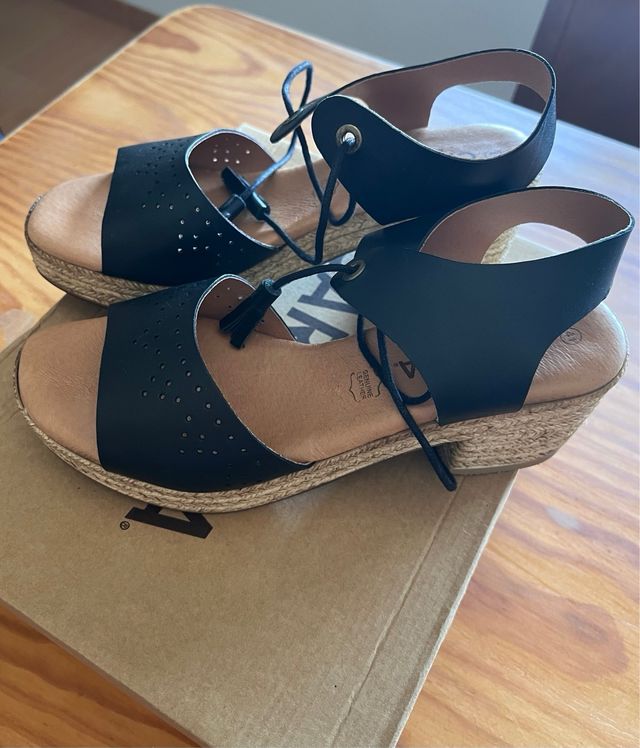 Sandalias Carmela negras tacón