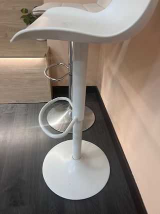 3 Taburetes blancos de cocina