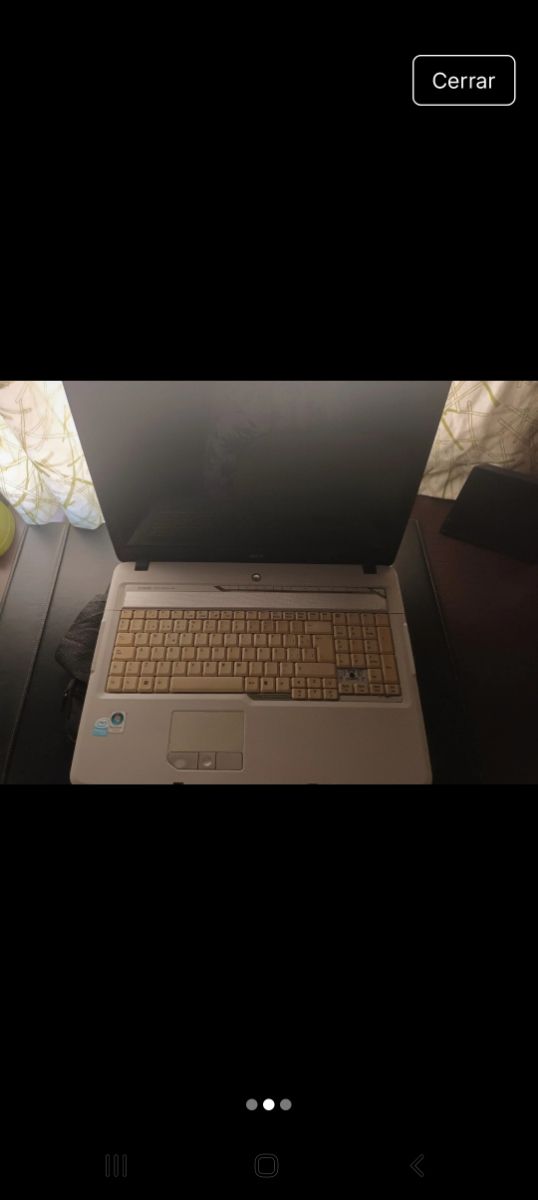 Portátil blanco y beige