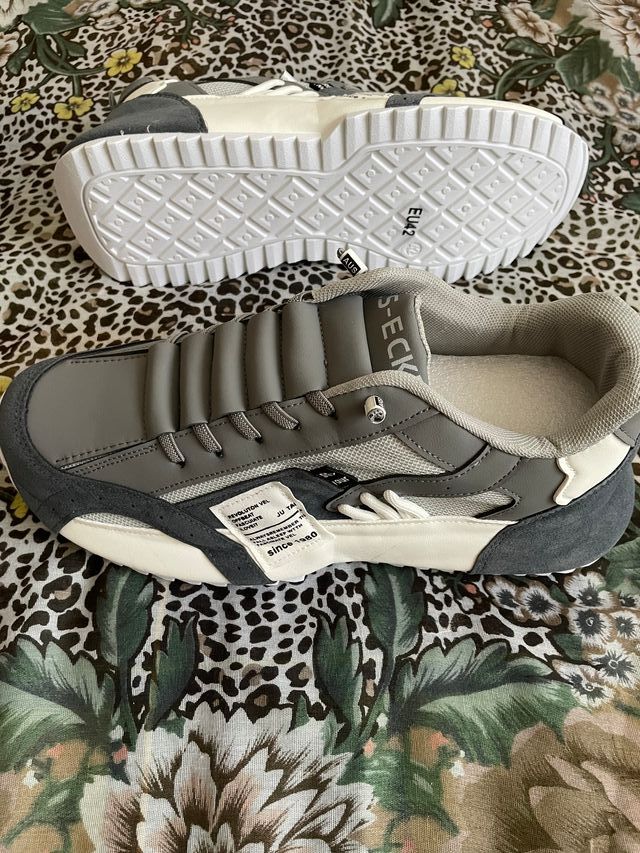 Zapatillas deportivas grises y blancas - Talla 43