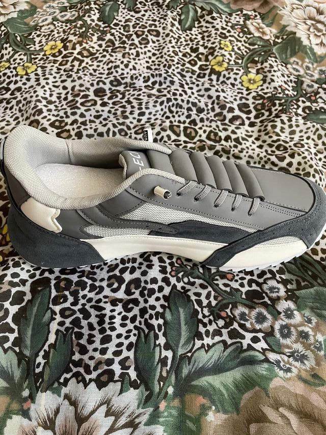 Zapatillas deportivas grises y blancas - Talla 43