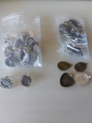 Abalorios plateados y multicolor