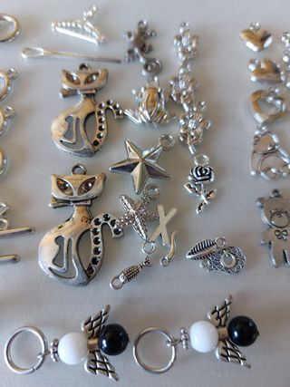 Abalorios plateados y multicolor