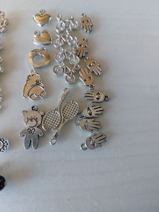 Abalorios plateados y multicolor