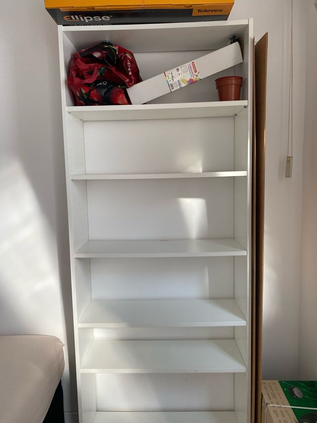 Estantería blanca de madera