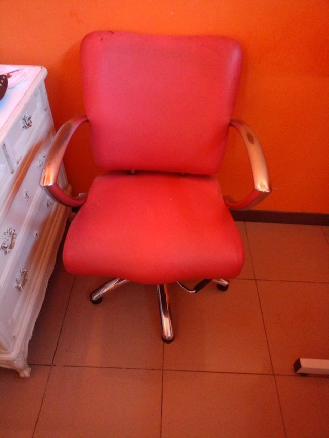 Silla roja giratoria