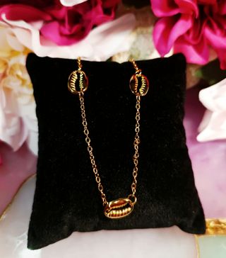 Gargantilla conchas chapada en oro 18K