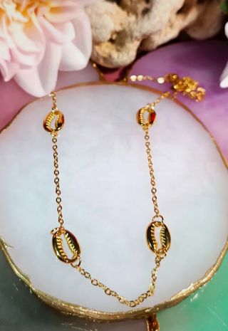 Gargantilla conchas chapada en oro 18K