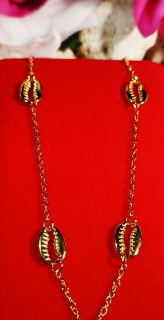 Gargantilla conchas chapada en oro 18K