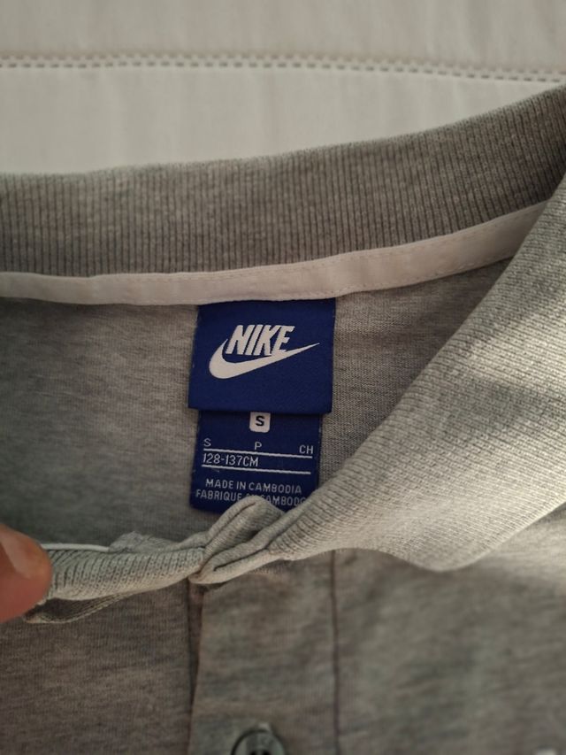 Polo Nike gris talla S niñ@.