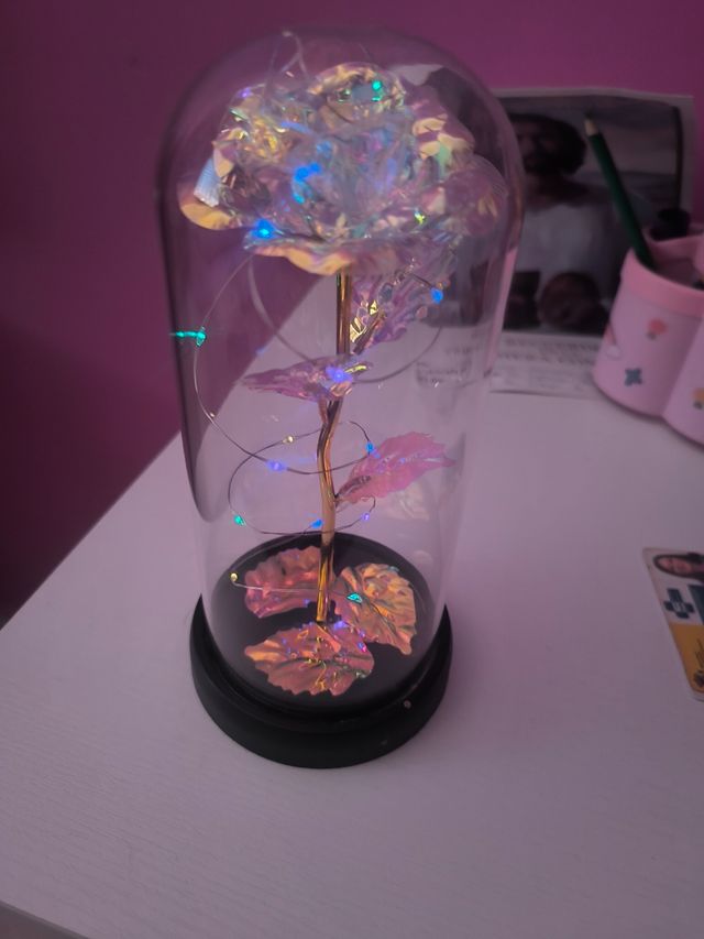 Rosa dorada con luces LED