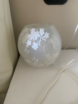 2 Lampade da comodino bianche
altezza 19 cm.