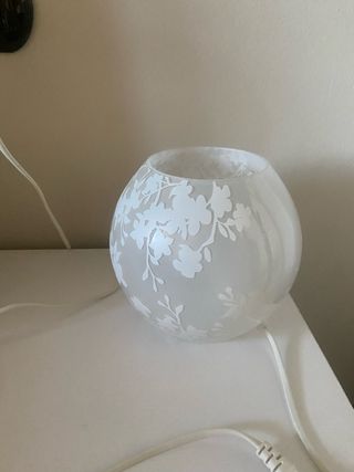 2 Lampade da comodino bianche
altezza 19 cm.