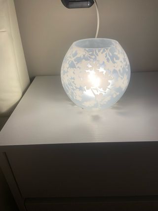 2 Lampade da comodino bianche
altezza 19 cm.