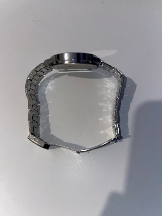 Reloj SHAARMS elegante plata y una pulsera.