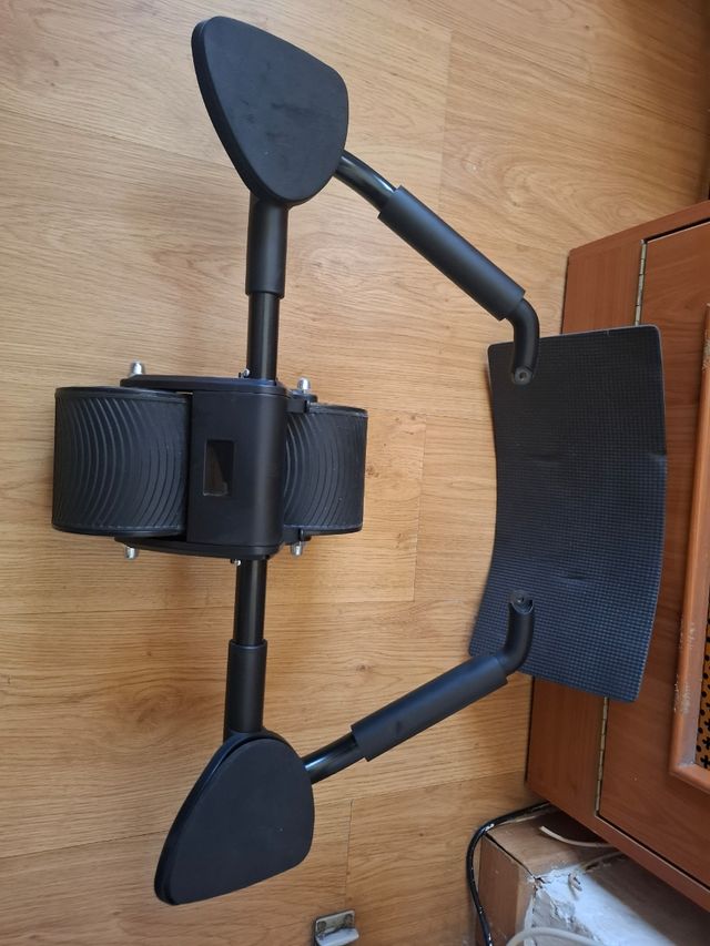 Rodillo ejercicio abdominal le faltan piezas.