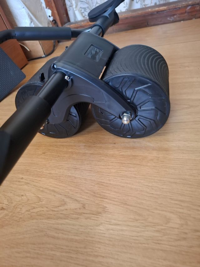 Rodillo ejercicio abdominal le faltan piezas.