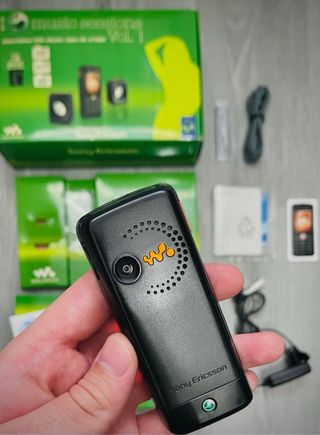 Teléfono Móvil Sony Ericsson W200i + Altavoces