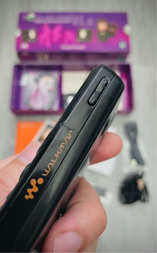 Teléfono Móvil Sony Ericsson W200i + Altavoces