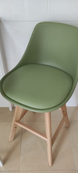 Taburetes verdes de madera