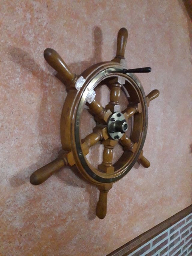 Timón de barco antiguo de madera