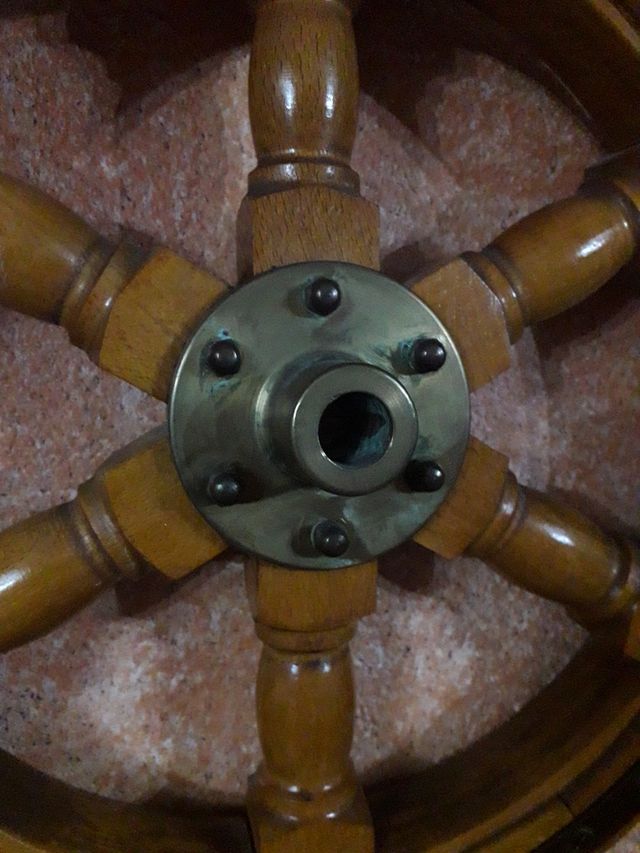 Timón de barco antiguo de madera