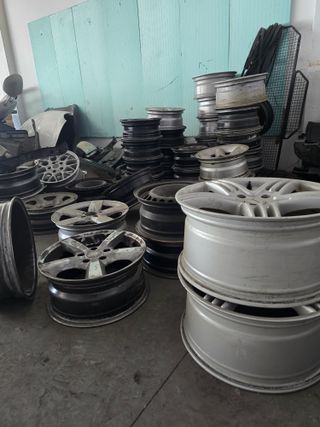 Llantas y neumáticos de diferentes modelos