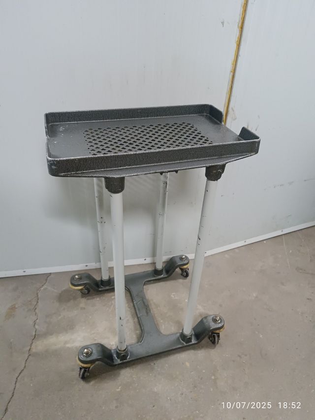 Mesa metálica gris para máquina escribir