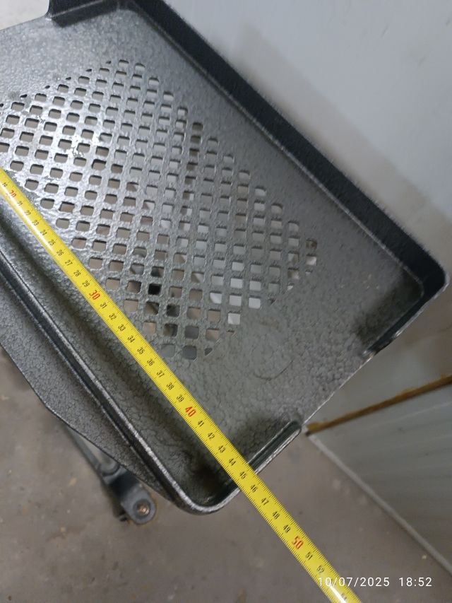 Mesa metálica gris para máquina escribir