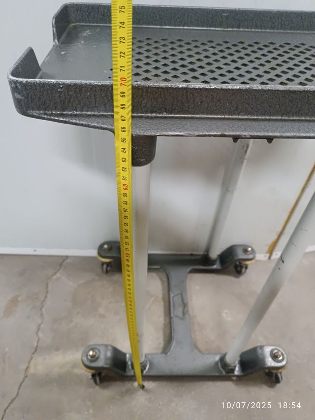 Mesa metálica gris para máquina escribir