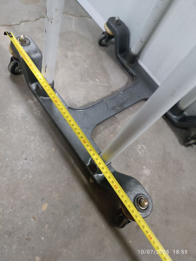 Mesa metálica gris para máquina escribir