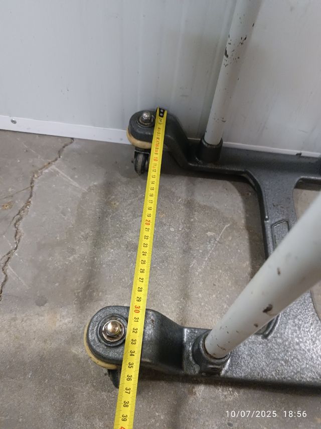 Mesa metálica gris para máquina escribir