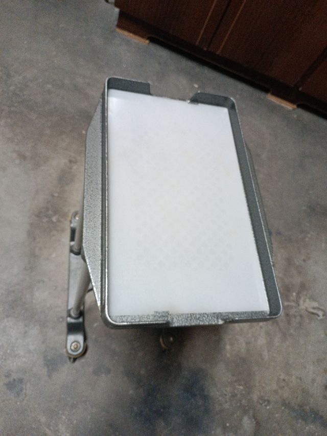 Mesa metálica gris para máquina escribir