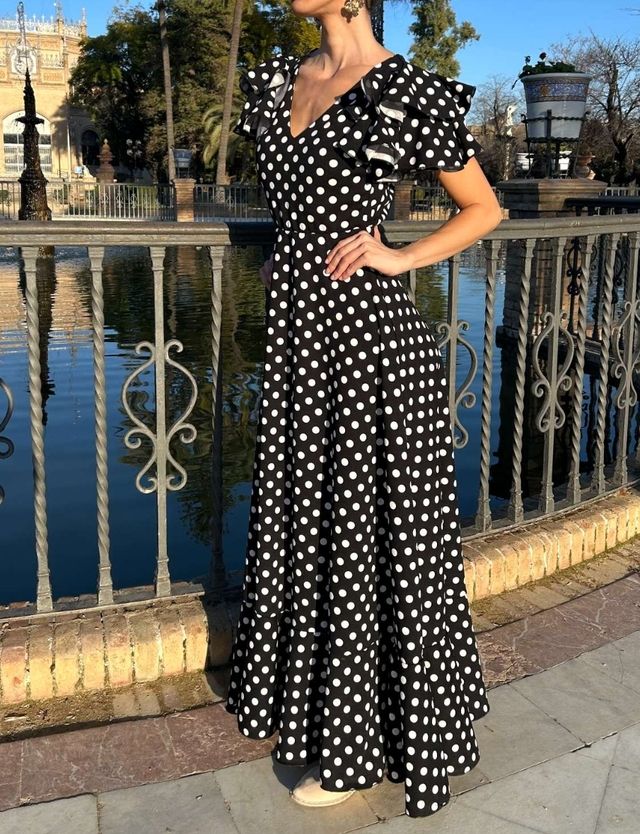 Bata rociera lunares negro y blanca  y más colores