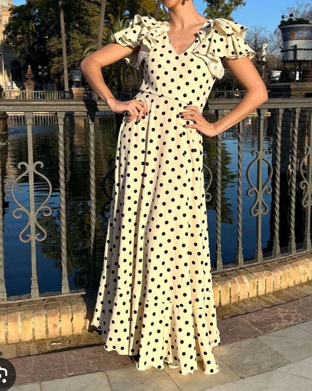 Bata rociera lunares negro y blanca  y más colores