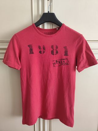 T-shirt Guess jeans rossa 1981