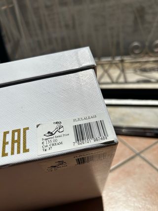 Sandalias Guess blancas con hebilla
