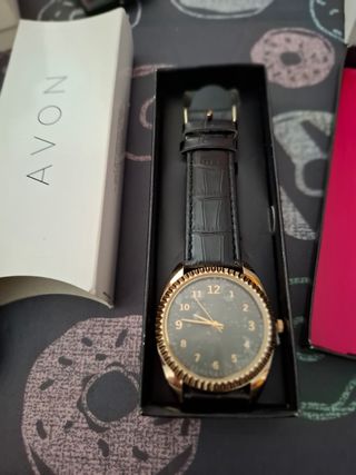 Reloj Avon dorado y negro