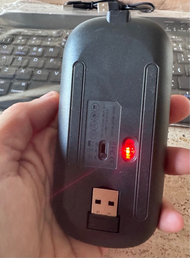 Teclado y ratón inalámbricos negros