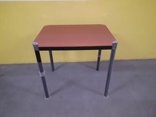 Mesa pequeña marrón y negra