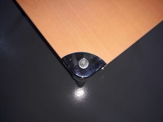 Mesa pequeña marrón y negra