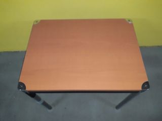 Mesa pequeña marrón y negra