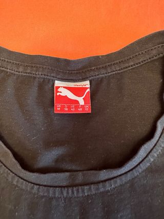 Camiseta Puma negra y dorada