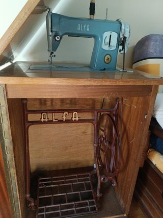 Máquina coser Alfa antigua